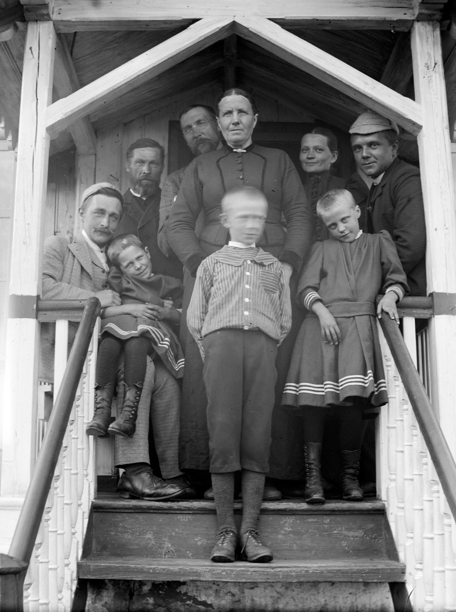 Ole Hansen Løken, GRUPPE 9, BARN, VOKSNE, UKJENTE. HELT T. V. LARS TOKSTAD. TH. FORAN SEVERIN LIEBLEIN.