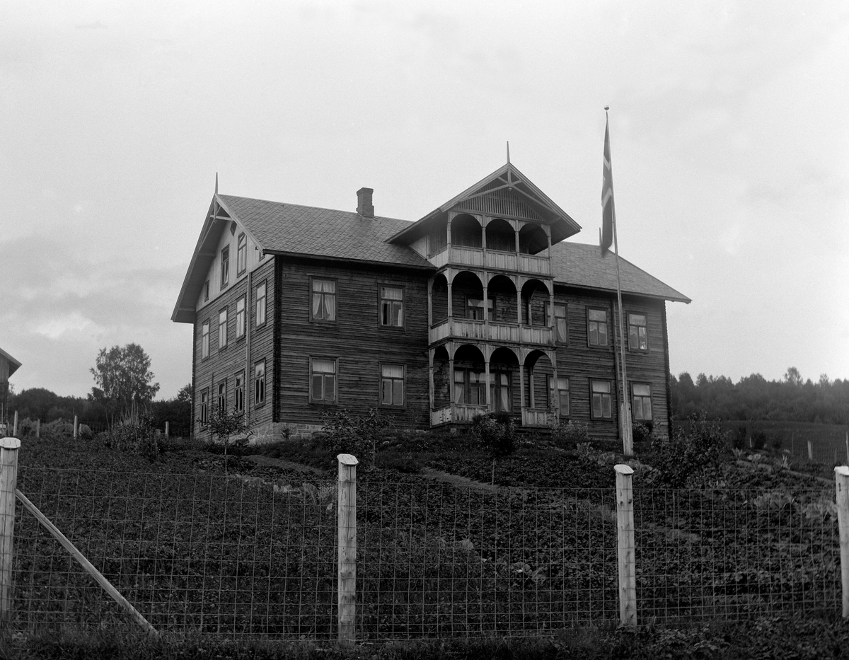 Ole Hansen Løken, FURU SKOLE, RUDSHØGDA, VELDRE i Ringsaker, STO FERDIG 1911.