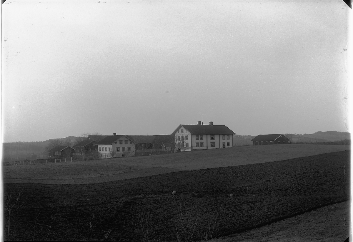 Ole Hansen Løken, BOGSTI GARD I VELDRE i Ringsaker. ALLE HUSENE ER NÅ REVET, UNTATT HUSET T. H.