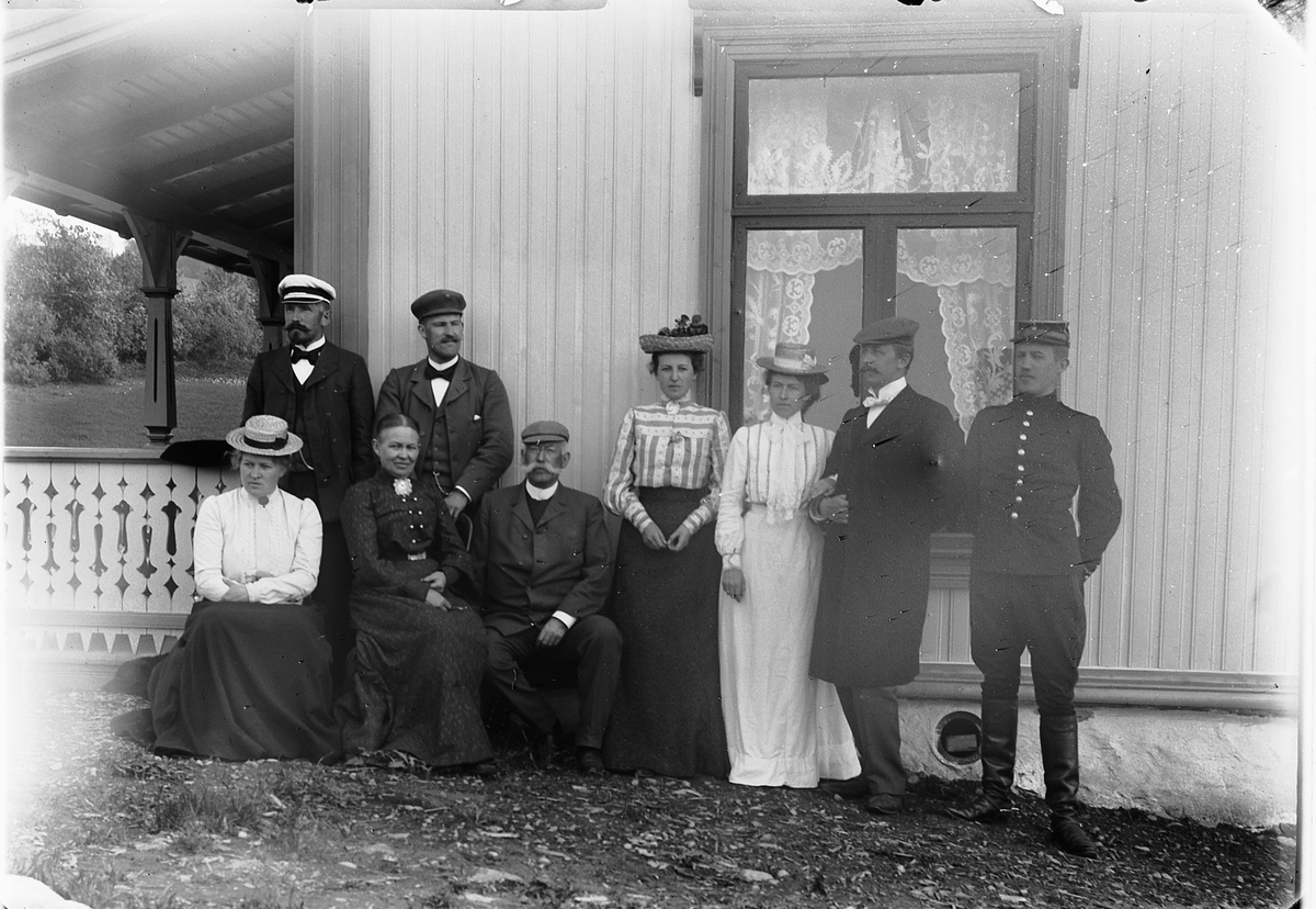 Ole Hansen Løken, FAMILIEN LØKEN OG RING, PÅ HAUGEN, RUDSHØGDA, fra føderådsbygningen på gården. FORAN F. V. MIMI LØKEN, FRU RING, PAUL RING, ANTONETTE ( TULLA ) RING, LALY RING, HALVOR SKAPPEL OG PAUL RING JR. STÅENDE BAK F. V. OLE LØKEN OG BERTHOLD RING.