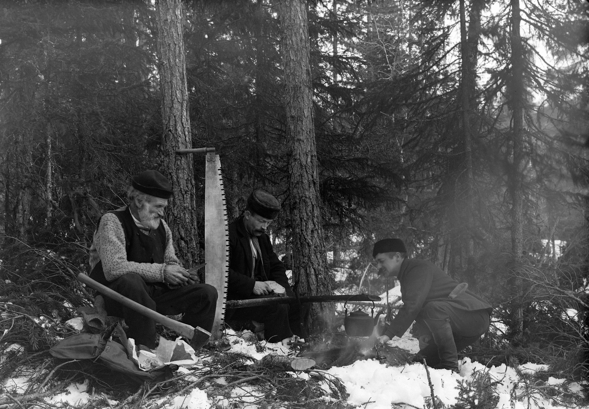 Ole Hansen Løken, SKOGSARBEIDERE, TØMMERHOGGING, BÅL, KAFFEKJEL. F. V. ANDERS NYMOEN, EMIL TYVDALEN, UKJENT, CANADISK TOMANNSSAG MED DISTON TANNING. VELT-RINGSAKMARKA.