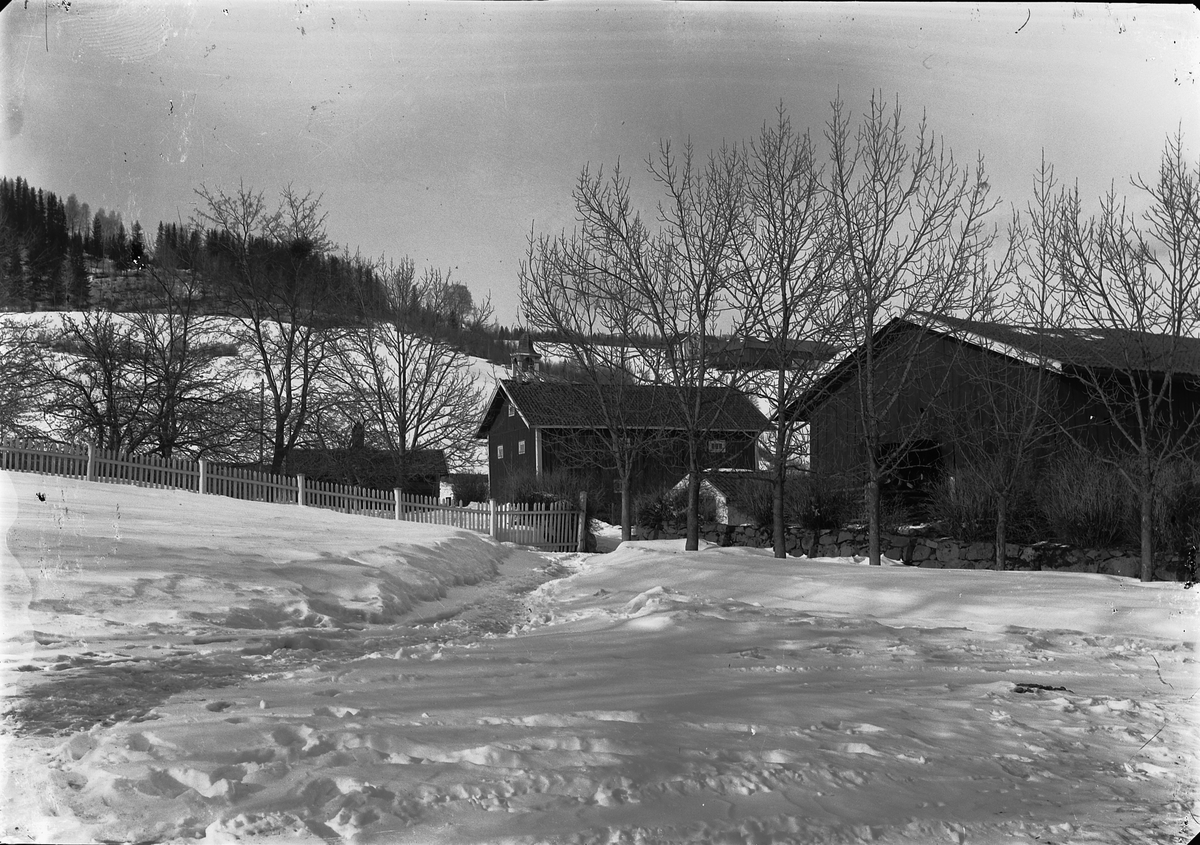 Ole Hansen Løken, LØKEN GÅRD I VELDRE, RUDSHØGDA i Ringsaker, STABBUR, BÅBERG GARD I BAKGRUNNEN.