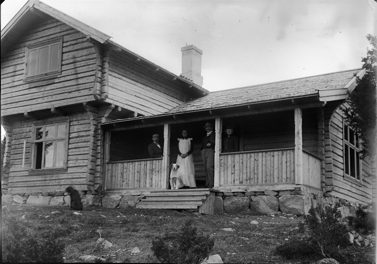 Ole Hansen Løken, BREDALSHYTTA, HYTTE NR. 1 I PHILSKE ALMENNING, Ringsaker. F. V. OLE LØKEN, HELGA OG PETTER? BREDAL OG MIMMI LØKEN.