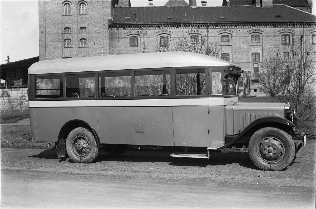 Oscar Løberg, BUSS FORAN HAMAR BRYGGERI.