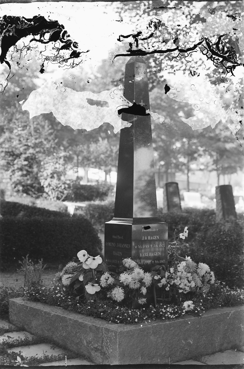 Oscar Løberg, BUNDTMAKER J. O. HAGEN OG FRUES GRAVSTED, HAMAR KIRKEGÅRD. HAGEN HADDE FORRETNING I GJESTVANGS GÅRD (SENERE STRANDGATA 43 som brant ned i 1947).