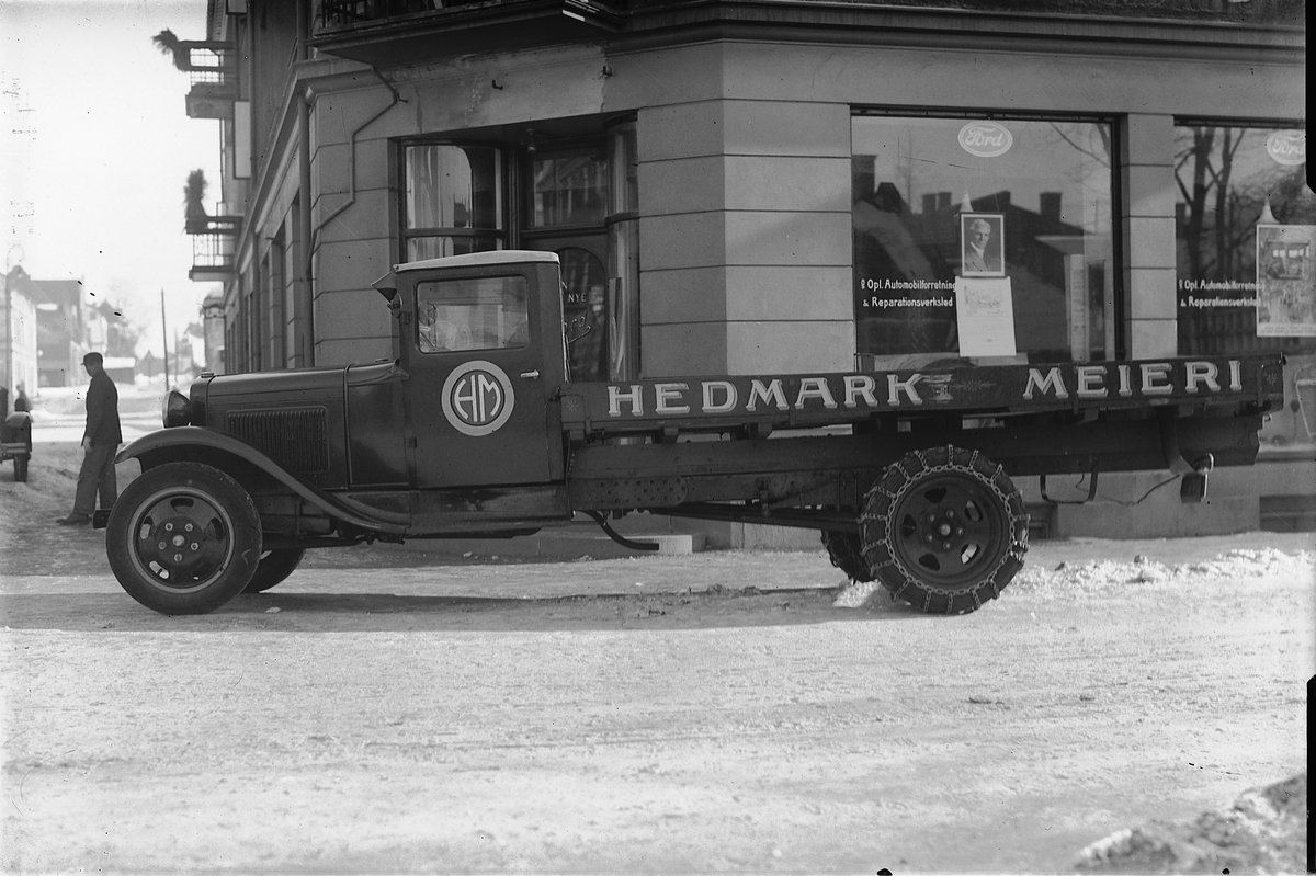 Oscar Løberg, FORD AA LASTEBIL, HEDMARK MEIERI, KJETTINGER PÅ BAKHJUL, UTENFOR OPPLANDSKE AUTOS LOKALER I TORGGATA 13, HAMAR. LASTEBILEN ER TROLIG EN 1930-1931 MOD.