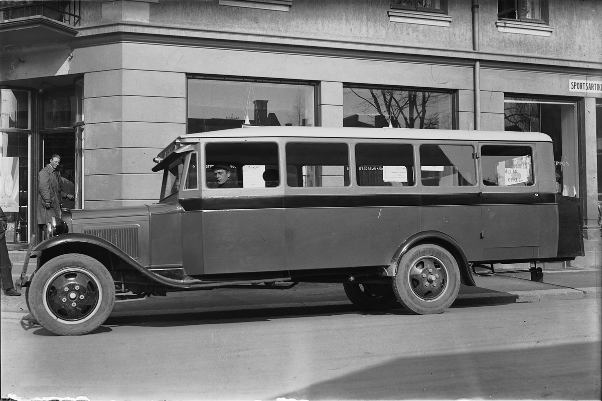 Oscar Løberg, BUSS, FORD AA, RUTEBILEIER ARVID SANDBAKKEN BAK RATTET, BILEN GIKK MELLOM HAMAR OG BYFLATEN (VELDRE). PÅ TRAPPA EKSPEDITØR SIGURD HANSEN VED OPPLANDSKE AUTO i Torggata, HAMAR.