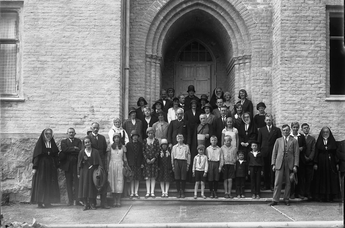 Oscar Løberg, DEN KATOLSKE MENIGHET PÅ HAMAR I 1930, ST. TORFINN. 1. REKKE FV: SØSTER ERMELINDES, ARILD STEEN, FRU JEBE STENSÅS, JEBE STENSÅS, LISBETH JEBE STENSÅS, PÅ TRAPPA: AGNETHE LARSEN, ELLEN TILLEY, RANDI LARSEN (M. FLETTER), HALVOR SMORDALEN, KJELL PETTERSEN (M. ALPELUE), OTTO SMORDALEN, MICHAEL TILLEY, …