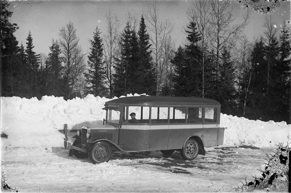 Oscar Løberg, VANGSSÆTER I HAMAR. RUTEBILEN SOM A. ENG EIDE, BUSS, VOLVO. Årsmodell 1929-32. Reg. nr. D-72. SJÅFØR PÅ BILDET: JENS JENSEN.