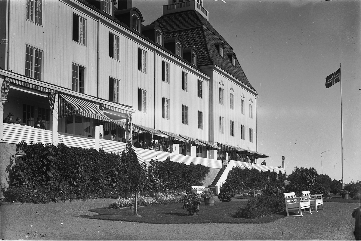Oscar Løberg, HØSBJØR TURISTHOTELL, FURNES, Brumunddal.