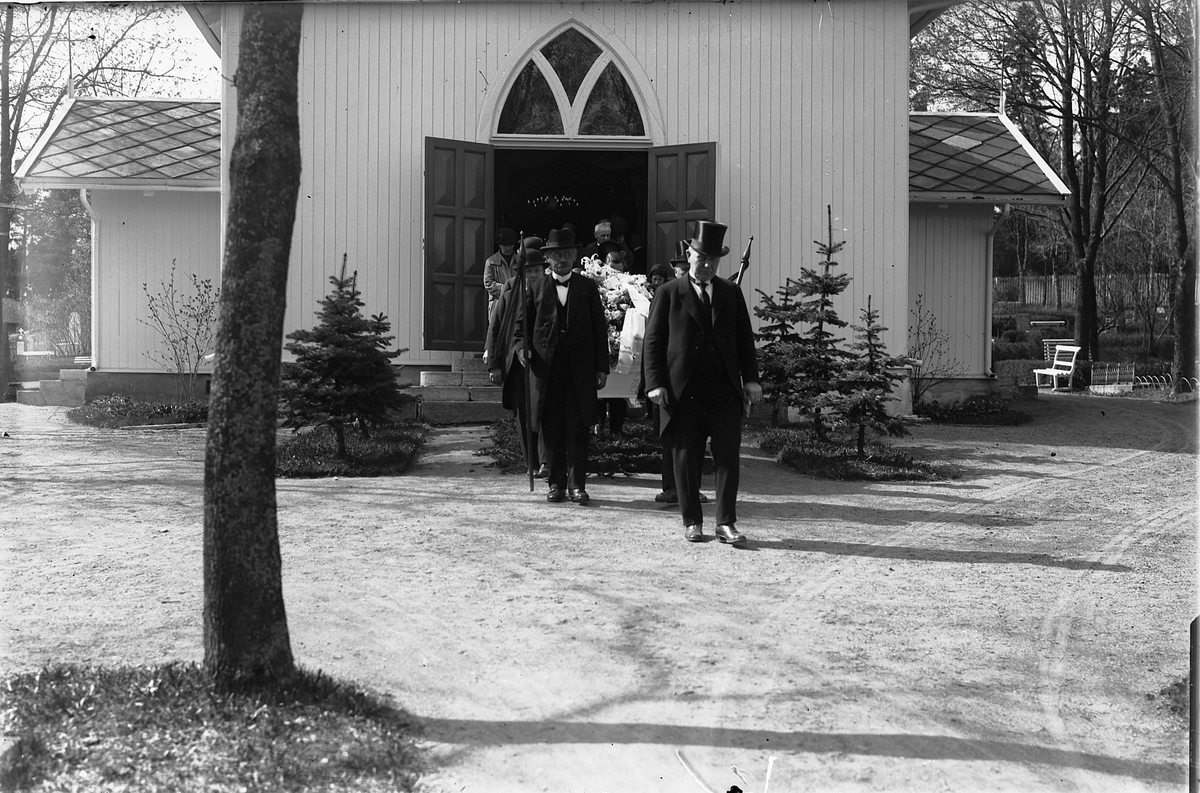 Oscar Løberg, BEGRAVELSE, BÅRE BÆRES UT AV KIRKE, KLOKKER NYSETH FORAN BÅRA, GRAVKAPELLET BLE INNVIA I 1886.