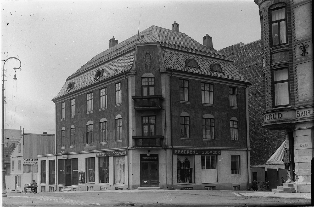 Oscar Løberg, Brødrene Godager, Manufaktur, Torggata 24, eksteriør, t.v mann håndkjerre. Even og Jens Godager etablerte seg på Hamar i 1888.