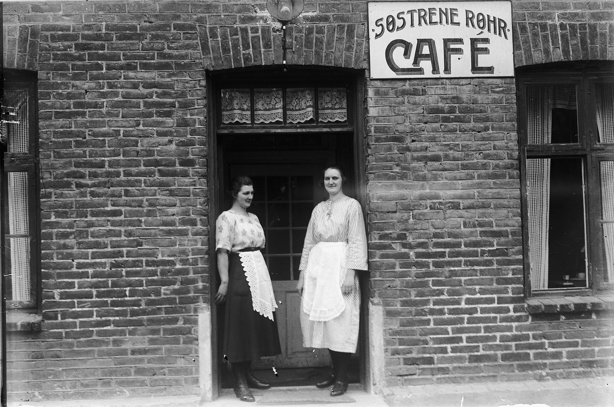 Oscar Løberg, Søstre Røhrs kafe, Cafe, Heidemannsgate, Hamar. Serveringsdamer, ukjente.