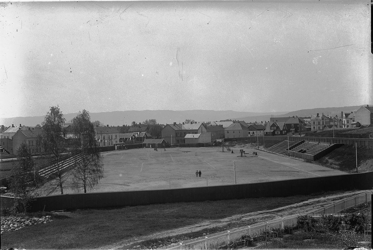 Oscar Løberg, HAMAR STADION, SOMMER.
