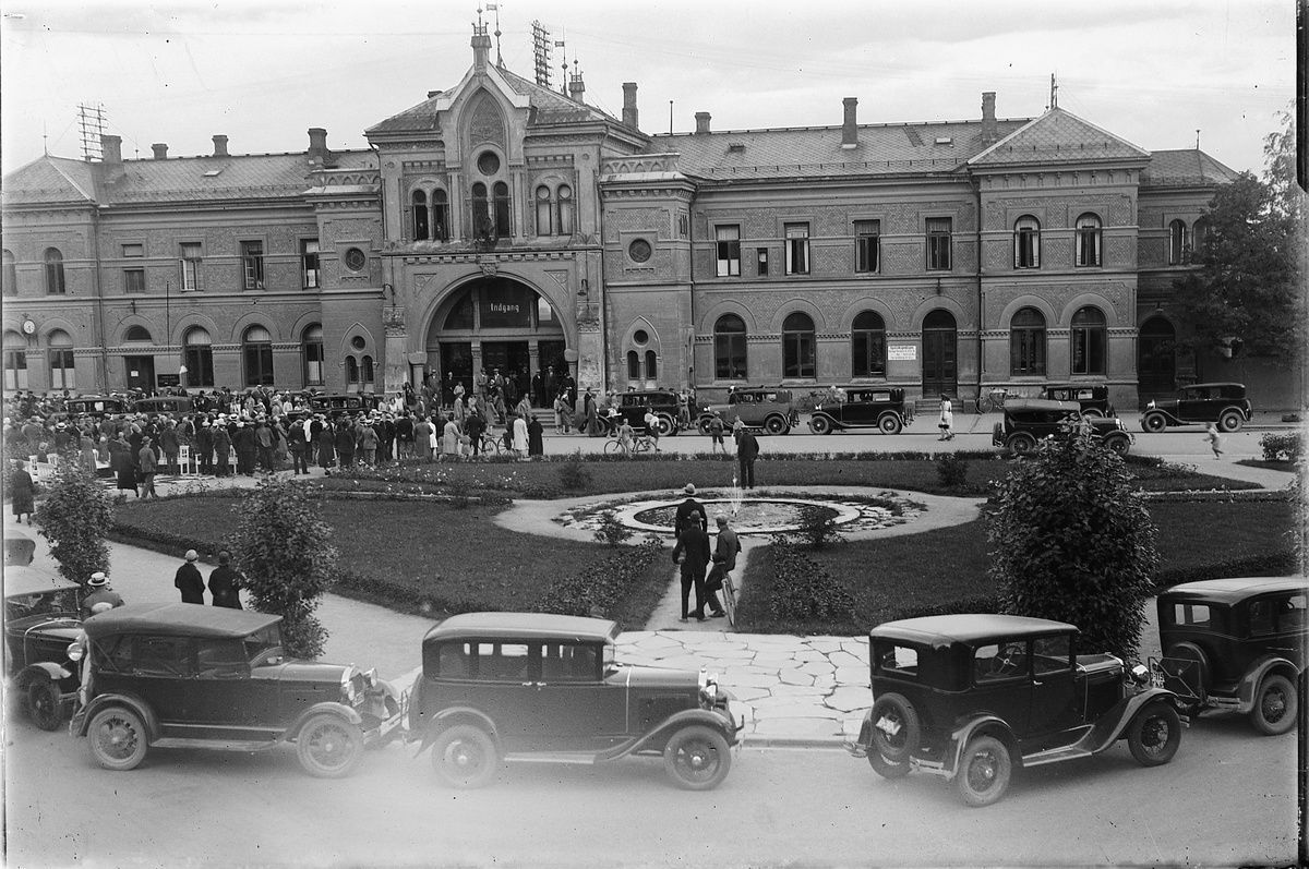 Oscar Løberg, HAMAR JERNBANESTASJON, JERNBANEPLASSEN, MOTTAKELSE AV KRONPRINSPARET, BILER, FOLK, 1929 (?)
