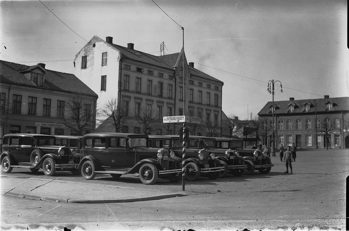 Oscar Løberg, STORTORGET, HAMAR, DROSJEBILER FORAN ÅSGÅRDEN, DROSJEHOLDEPLASS.