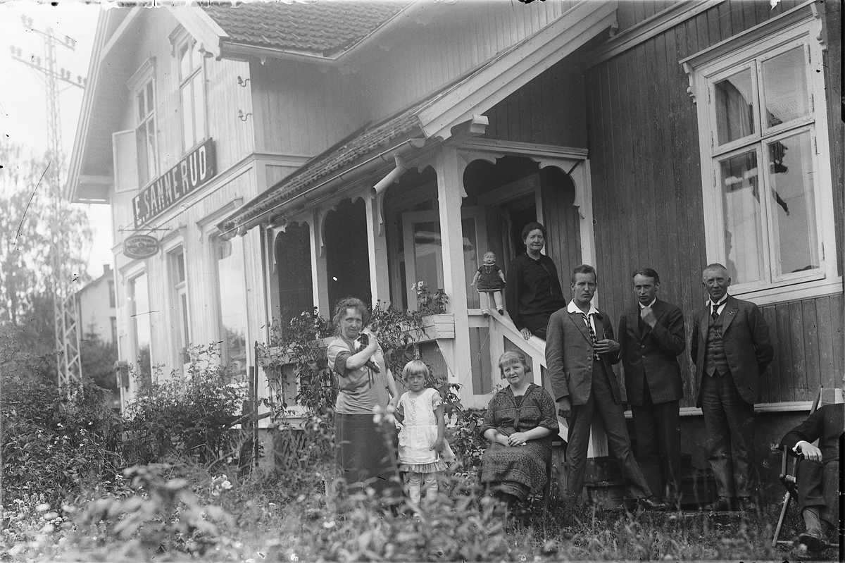 Oscar Løberg, E. SANNERUD LANDHANDLERI i Hamar, BUTIKK, FAMILIE PÅ BAKSIDEN AV HUSET, F. V. RAGNHILDA ERIKSEN, BERTHA MARIE (MULLE) PABSDORFF F. SANNERUD PÅ HENNES 7 ÅRSDAG, LOUISE SANNERUD F. SAMSING - MOR TIL MULLE, LEIF LØBERG - NEVØ AV RAGNHILDA ERIKSEN OG MARIE SANNERUD, ERLING SANNERUD - SØNN AV MARIE OG F…