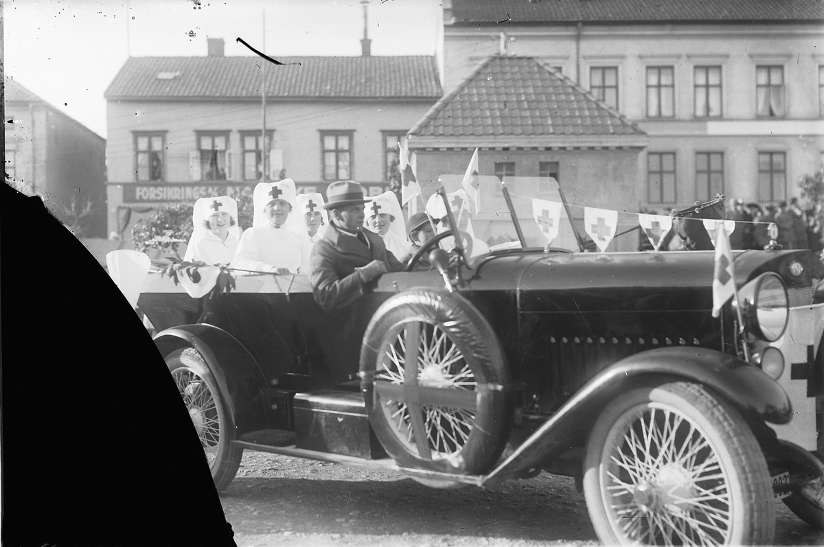 Oscar Løberg, RØDE KORS, PENGEINNSAMLING på Østre Torv i Hamar. BIL PYNTET MED RØDE KORS FLAGG.