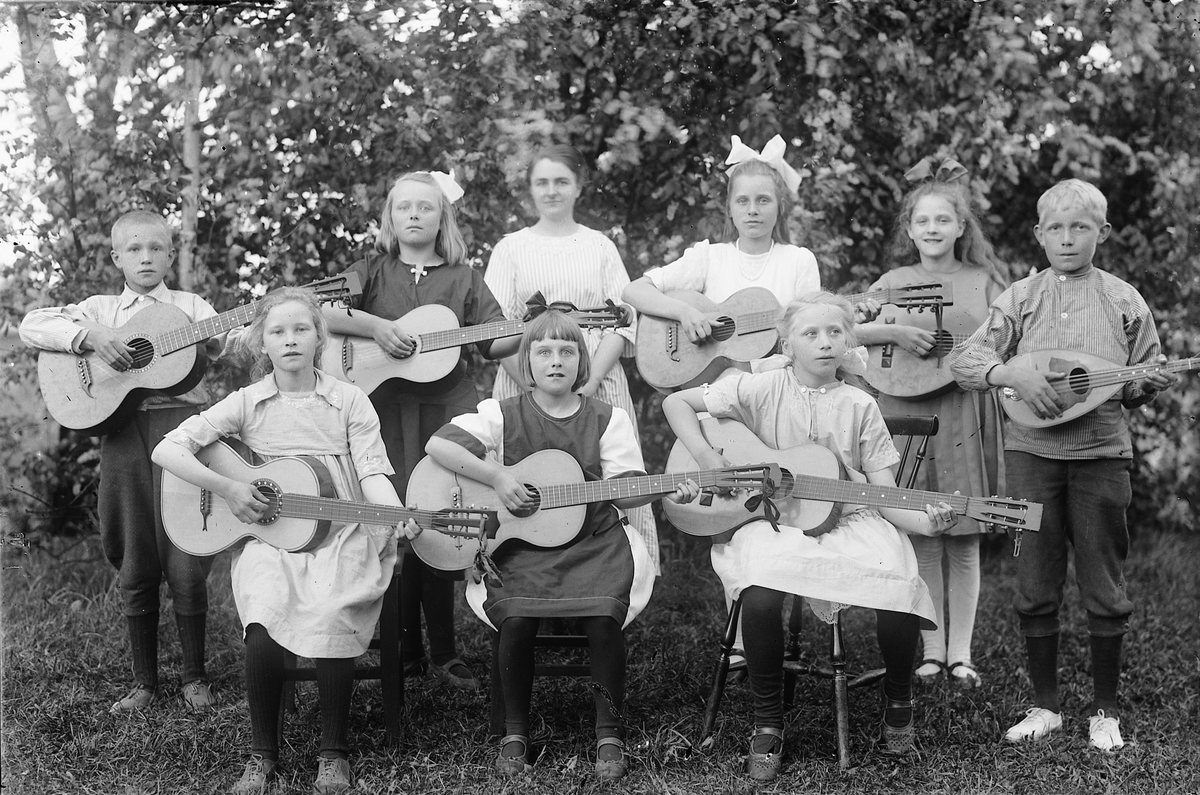 Oscar Løberg, NI PERSONER, ÅTTE BARN MED INSTRUMENTER, MANDOLINER OG GITARER.