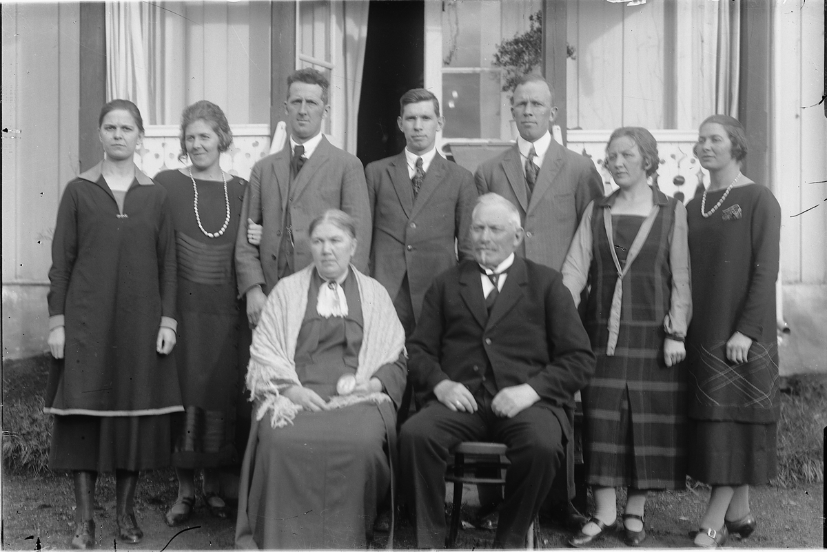 Oscar Løberg, FAMILIEN TOMTER, NI STK.