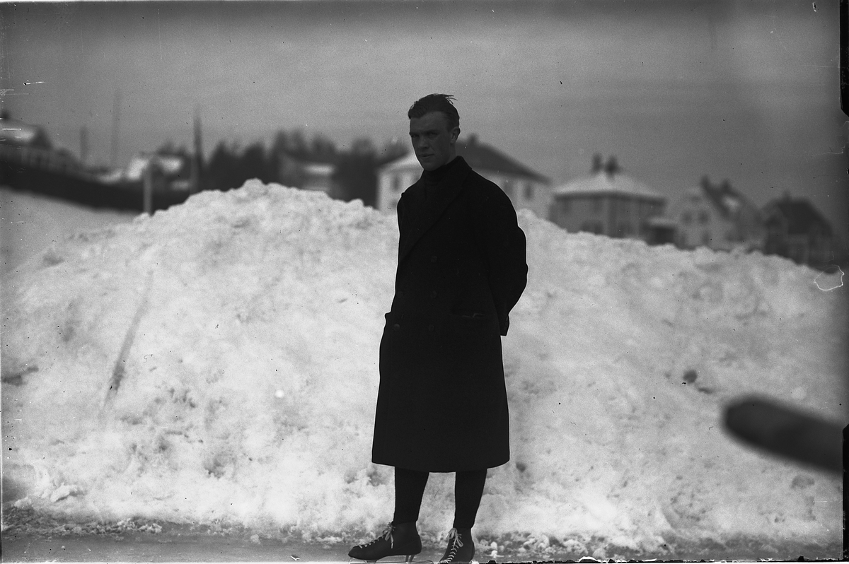 Oscar Løberg, Skøyteløper ARMAND CARLSEN, HAMAR STADION.