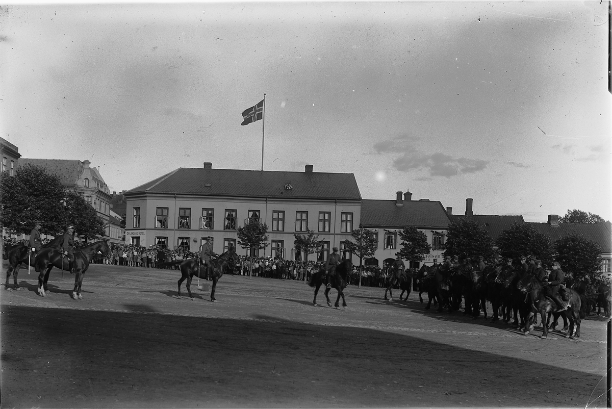 Oscar Løberg, MILITÆROPPVISNING PÅ STORTORGET i Hamar, KAVALERI, HESTER, NORSK FLAGG.