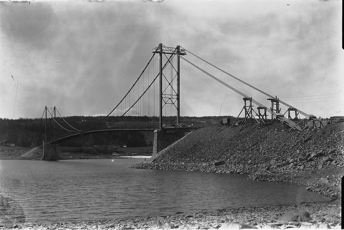 Oscar Løberg, FRAMNESBRUA NORD FOR BRUMUNDDAL, UNDER BYGGING, BRUA VAR FERDIG I 1932.