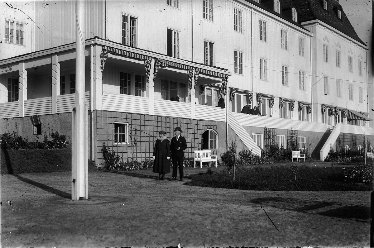 Oscar Løberg, HØSBJØR TURISTHOTELL i Furnes, Brumunddal, I FORGRUNNEN REDAKTØR LILLEVOLD M. FRUE.