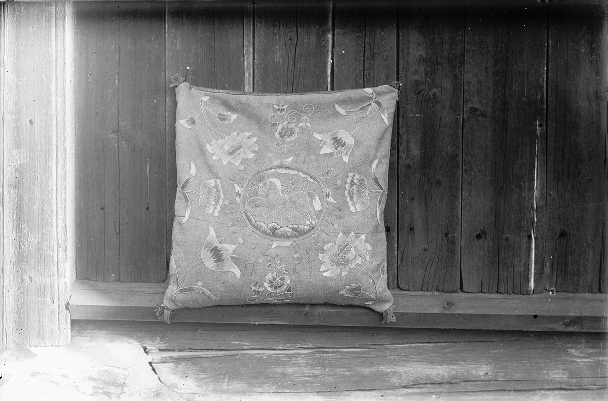 Oscar Løberg, BRODERT PUTE, HEDMARKSMUSEET.