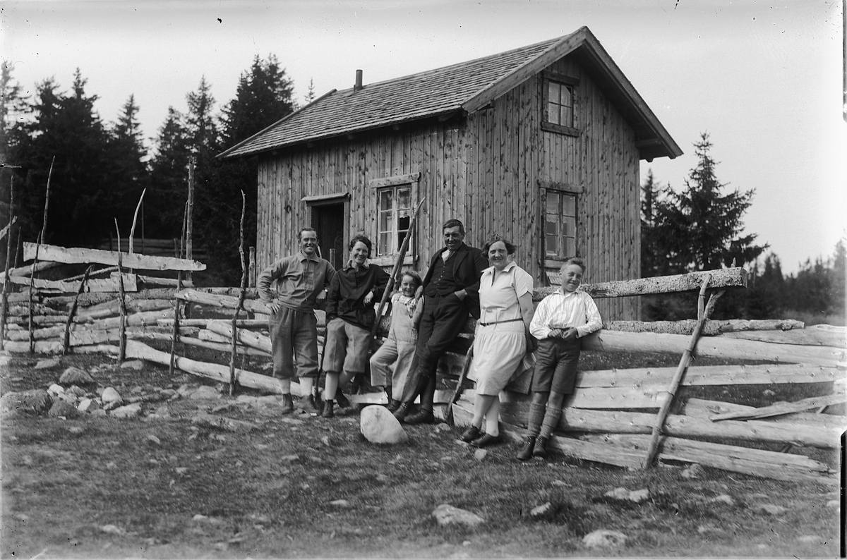 Oscar Løberg, SEKS PERSONER, UKJENT, HYTTE PÅ FJELLET.
