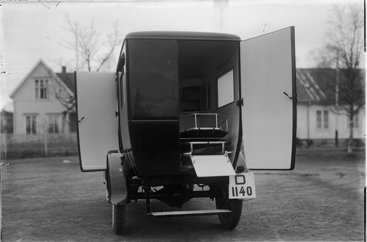 Oscar Løberg, SYKEBIL D-1140, AMBULANSE.