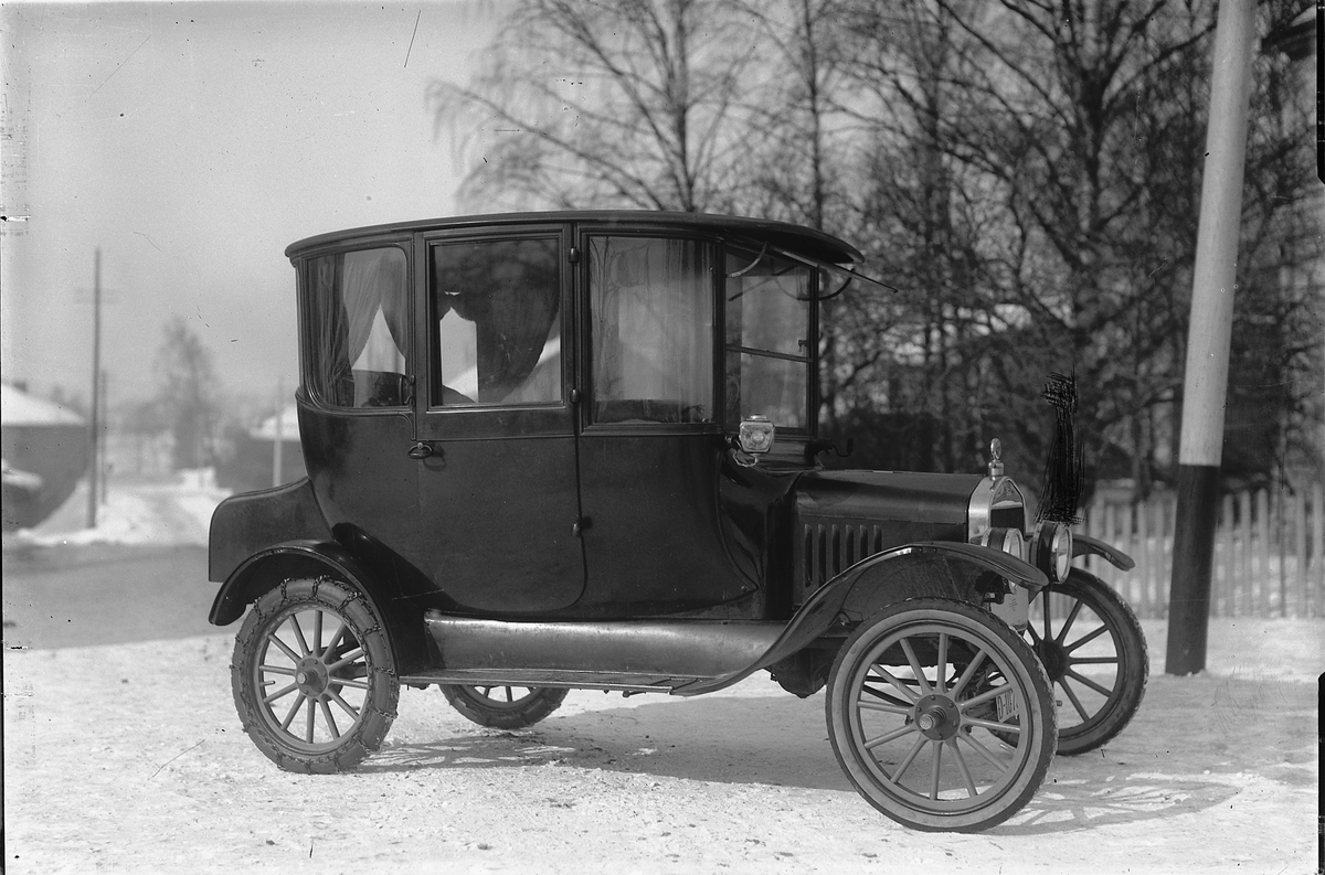 Oscar Løberg, BIL, T-FORD MED VINTERTOPP BYGD HOS NORSENG, BERG, HAGEN, STORHAMAR. Med kjetting på drivhjulene bak. I 1924 ble slike biler avertert for 5925 kr, mens en vanlig industriarbeider hadde en dagslønn på ca 4, 50 kr.