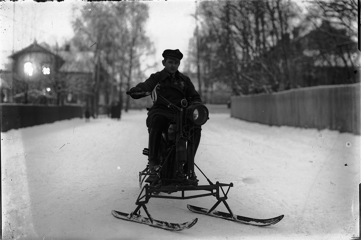 Oscar Løberg, MOTORSYKKEL MED MEIER, AV INGENIØR HAGEN, HARLEY DAVIDSON 1920. BILSAKKYNDIG MIKKEL LIE I HØIENSALGATA i Hamar, Harley ombygget for vinter kjøring. Det var flere bedrifter i Norge som lanserte ulike ski alternativ for motorsykkel kjøring vinterstid. Sykkelen på bildet er en 1917/18 1000ccm magnet m…
