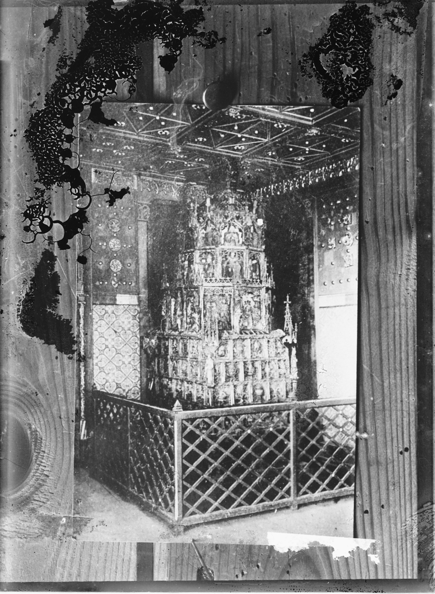 Oscar Løberg, Avfotografering. Relikvieskrin eller alter i kirke.