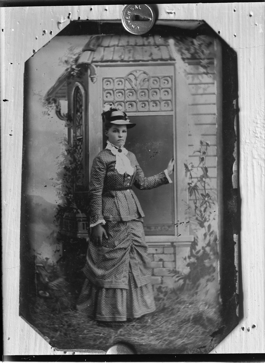 Oscar Løberg, UKJENT KVINNE. Studioportrett, lysthuskulisse, tintype/ferrotypi? 1860-tallet?