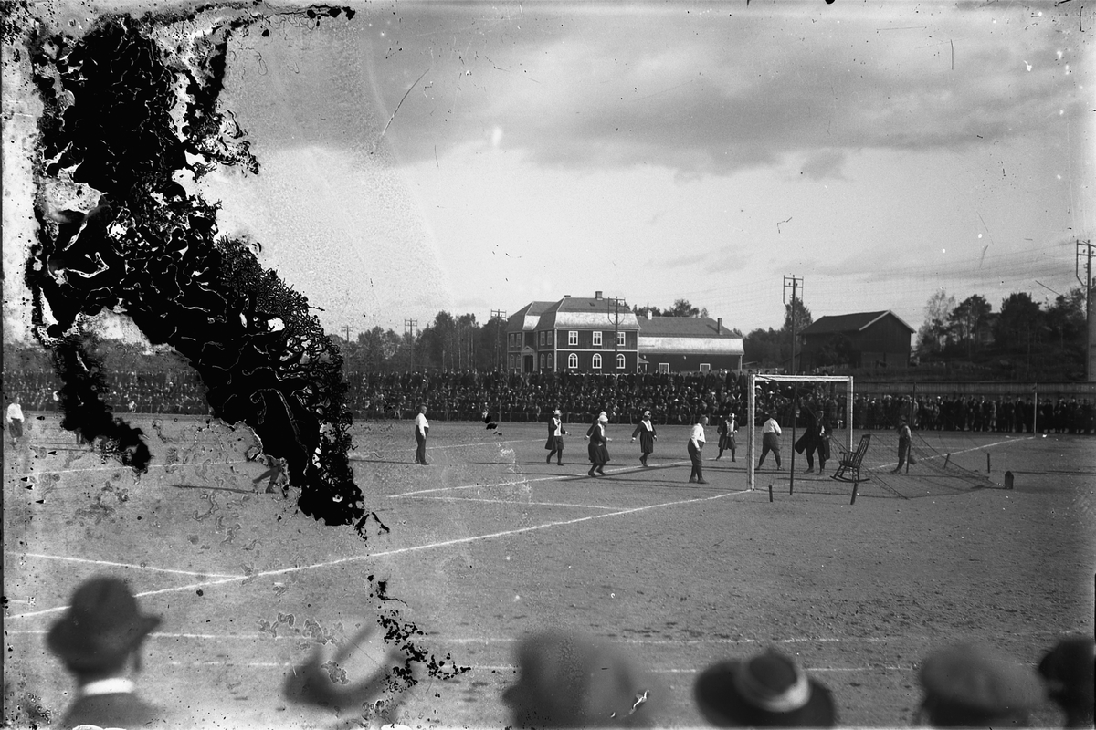 Oscar Løberg, HAMAR STADION, FOTBALLKAMP ARRANGERT AV RØDE KORS.