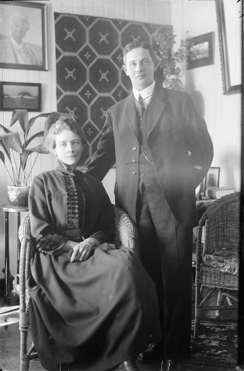 Oscar Løberg, BOKHANDLER HARALD DANIELSEN OG FRU ANNE, FØDT SÆTRE (F. 8. 11. 1890).