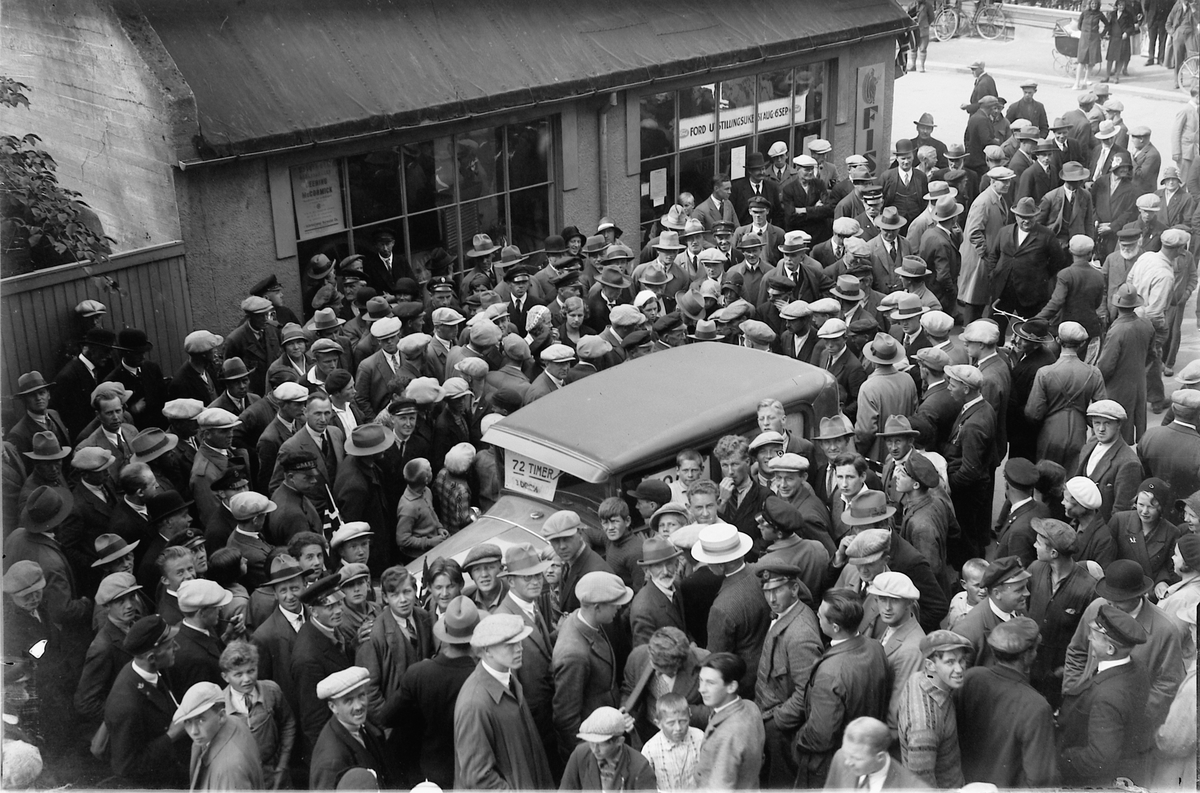Oscar Løberg, "PÅLITELIGHETSLØPET", BILLØP I HAMAR, Torvgt, TORGGATA M. OLAF A. ØSTBYE I ENGGATA. PÅ BILDET: OVE MARTINSEN, OLE HALVORSEN, FRITZ NAGEL, ROLF EVENSEN, MAGNE ØDE (M. HATT), KASPERSEN, AAGE ERIKSEN, SYNSTAD, BERG, OTTO DAHL, PETTER STENSBAKK, GRANBERG, ROGNSTAD.
