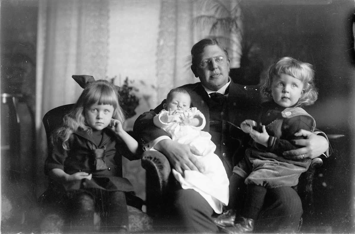 Oscar Løberg, GROSSERER REIDAR JEVANORD, HAMAR, MED BARNA ELSE, BJØRN OG EINAR. 1922.