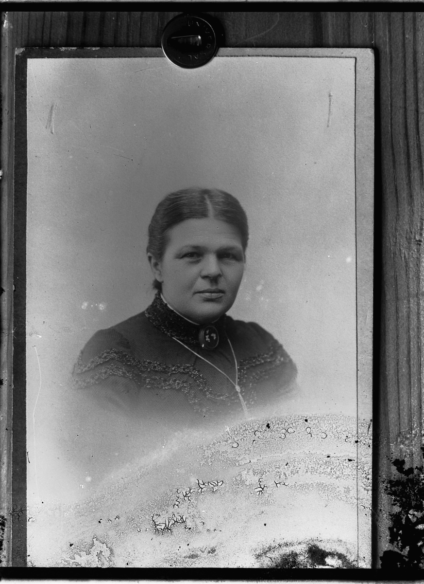 Oscar Løberg, UKJENT KVINNE, PORTRETT.