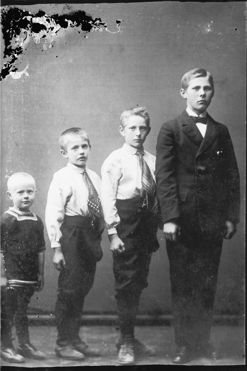 Oscar Løberg, GUTTENE I FAMILIEN JOHNSEN, FIRE STK.