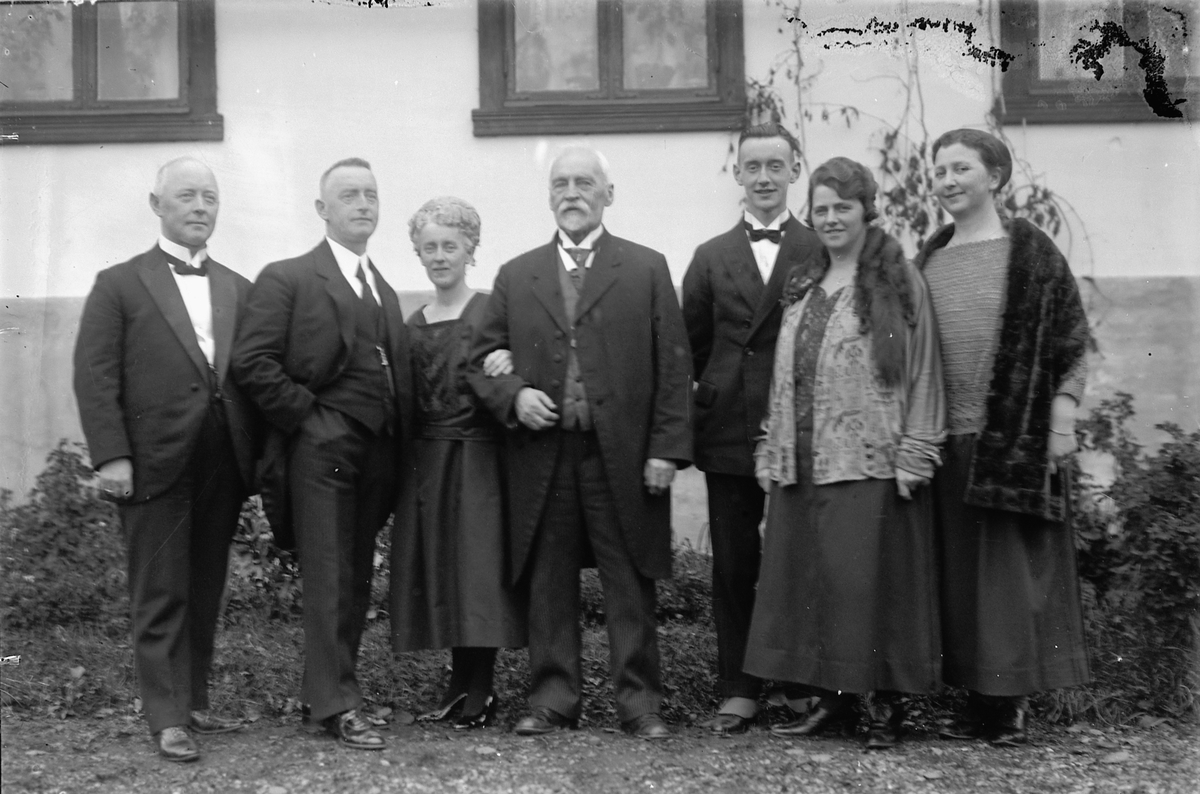 Oscar Løberg, BUNDTMAKER HAGEN M. FAMILIE, SJU STK, STRANDGATA 43, HAMAR.