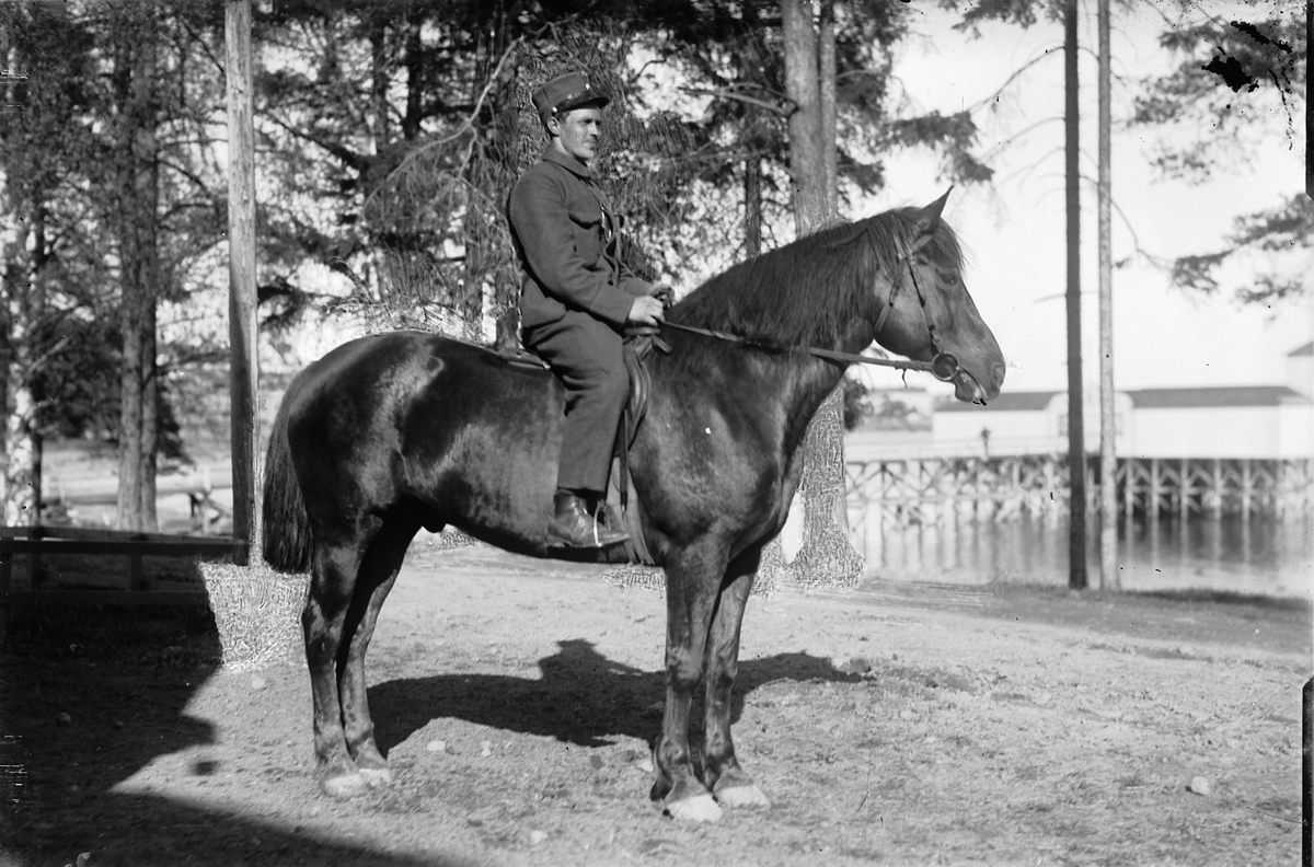 Oscar Løberg, MANN PÅ HEST, RYTTER, UNIFORM, RIDEHUSET i Hamar.
