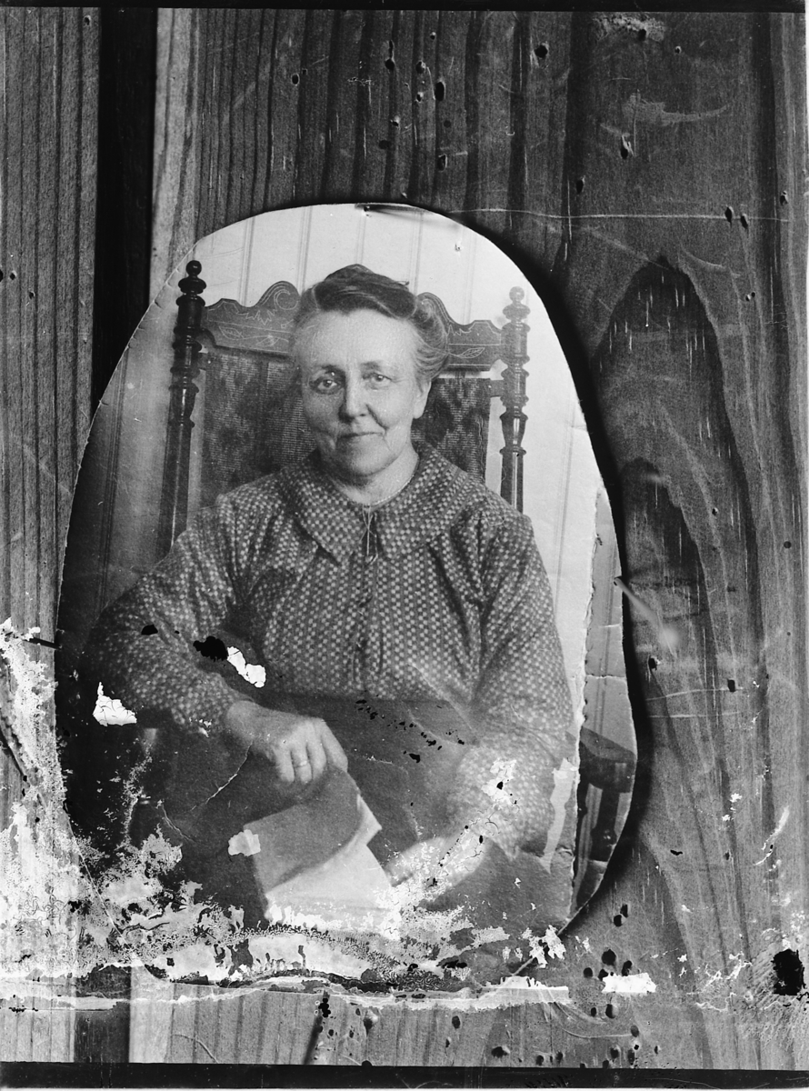 Oscar Løberg, PORTRETT KVINNE, UKJENT.