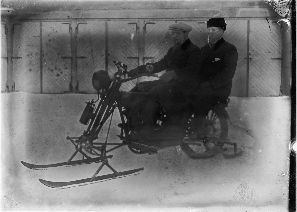 Oscar Løberg, INGENIØR HAGEN, MOTORSYKKEL MED MEIER. Harley ombygget for vinterkjøring. Det var flere bedrifter i Norge som lanserte ulike ski alternativ for motorsykkelkjøring vinterstid. Sykkelen på bildet er en 1917/18 1000ccm magnet modell med Acetylene belysning. Carbide tanken for belysning henger på gaffe…