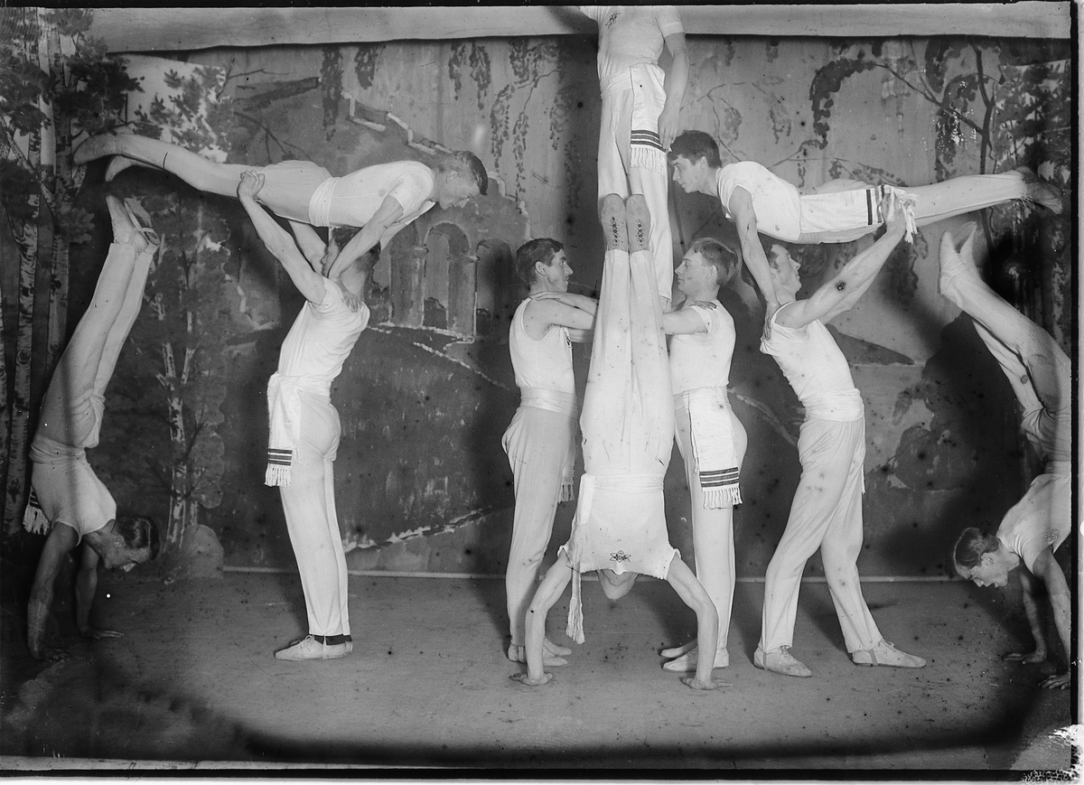 Oscar Løberg, TURNERE I PYRAMIDE, I MIDTEN TH. ANDERS PETTERSEN, YTTERST TH. M. SØRLUND, PARKPAVILJONGEN, HAMAR PARK.