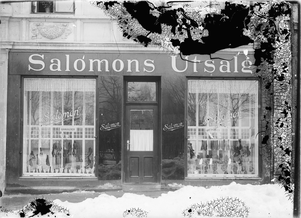 Oscar Løberg, SALOMONS UTSALG, STRANDGATA 53 i Hamar, SEINERE TORGGATA 42. BESTYRER VAR FREDRIKKE PEDERSEN.
