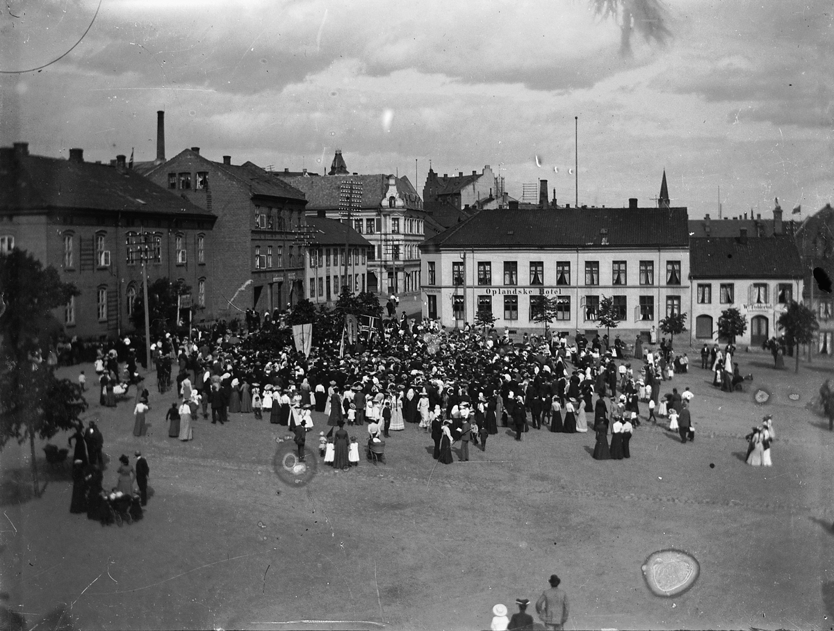 Johs. (Johannes) Johannessen, Stor folkemengde på Stortorget i Hamar.