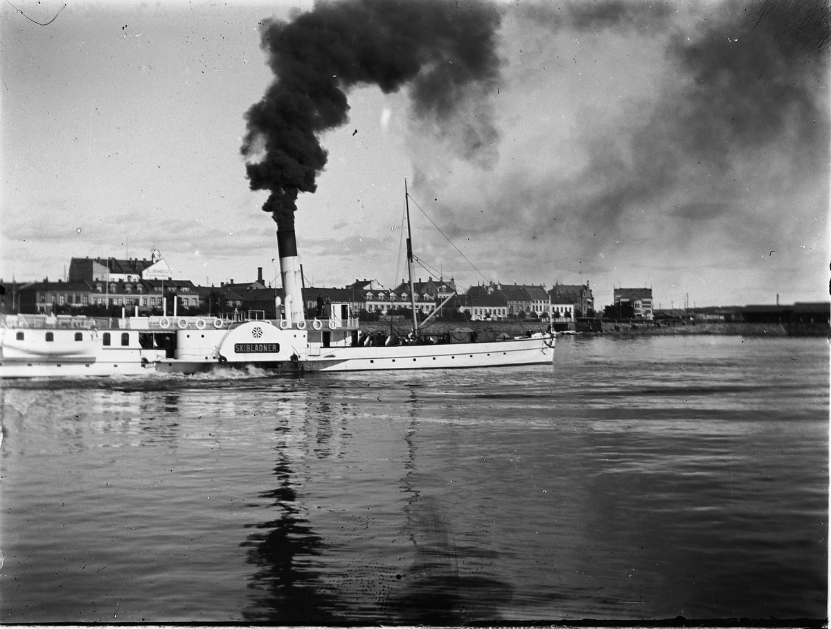 Johs. (Johannes) Johannessen, Mjøsbåt, Skibladner. Granerudgården til venstre i bildet (bygd etter 1898).