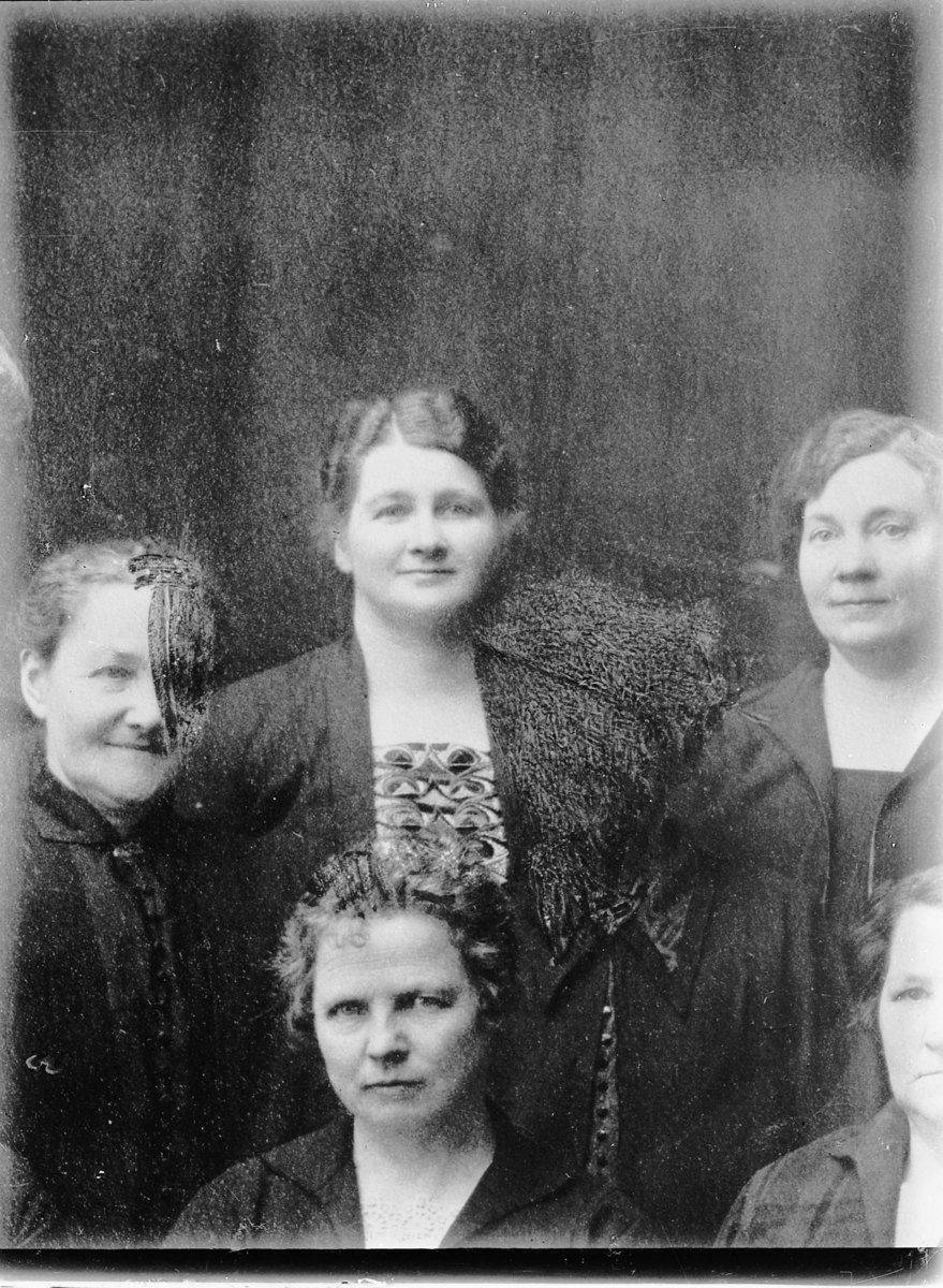 Johs. (Johannes) Johannessen, Ukjent gruppe kvinner.